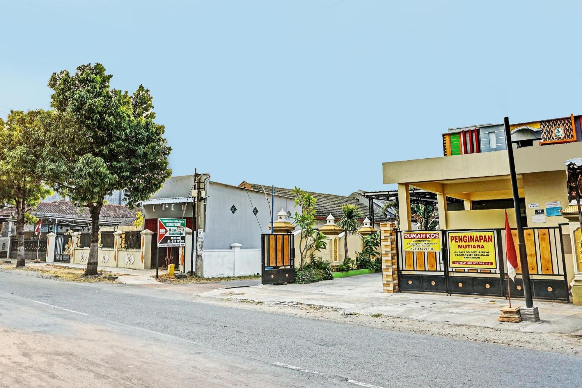 Oyo 91599 Penginapan Mutiara Madiun Exteriér fotografie