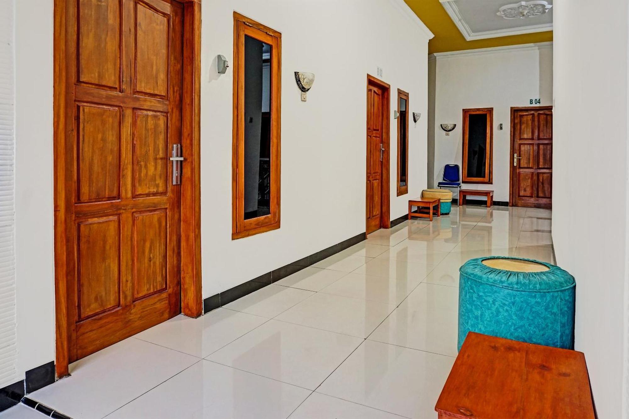 Oyo 91599 Penginapan Mutiara Madiun Exteriér fotografie