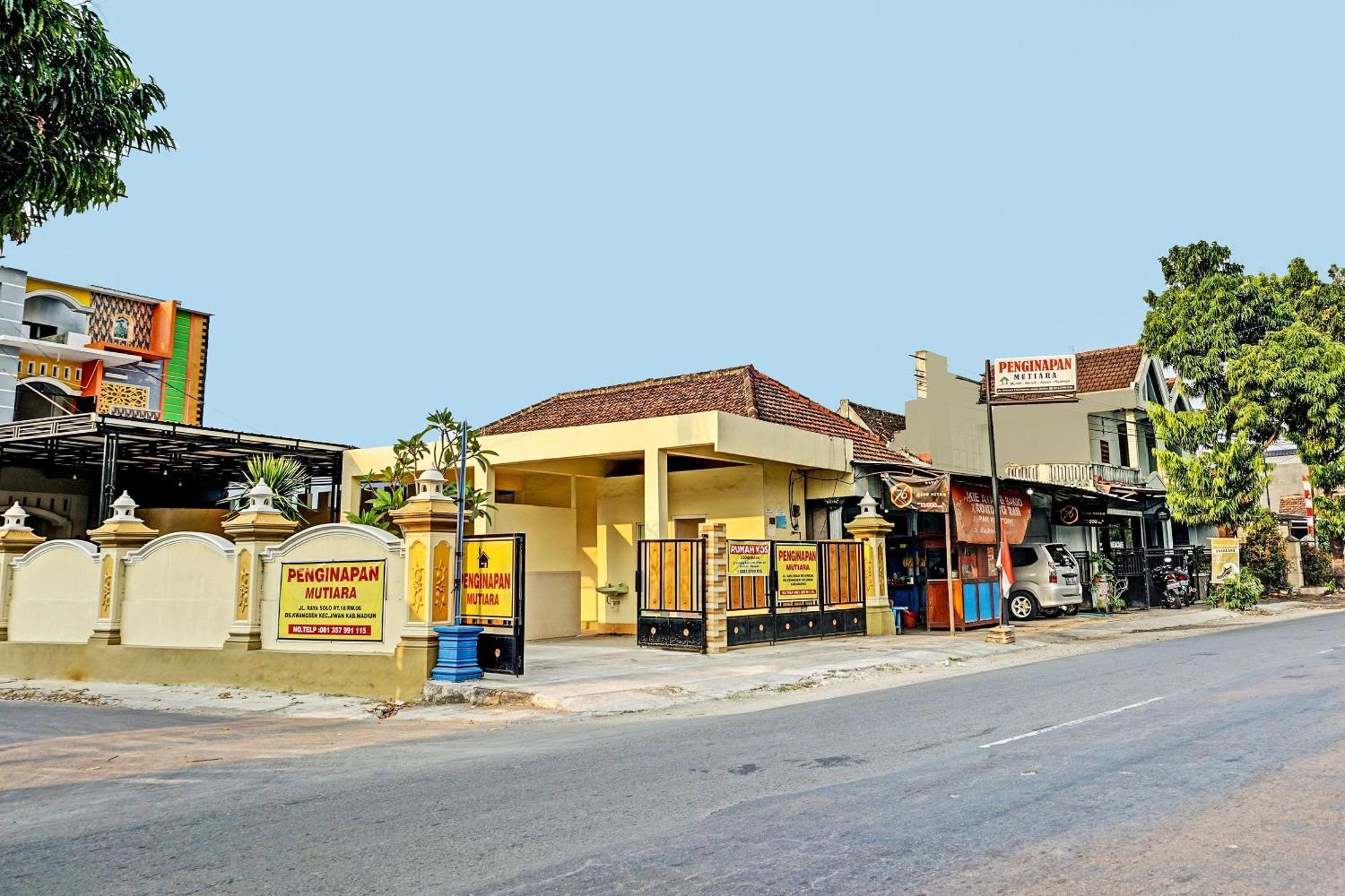 Oyo 91599 Penginapan Mutiara Madiun Exteriér fotografie